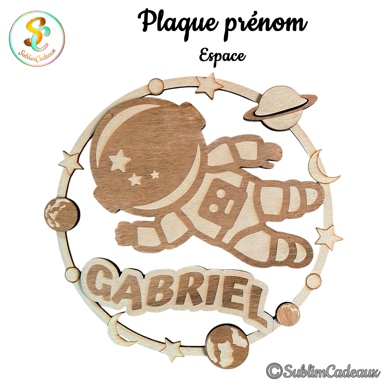 Plaque prénom en bois gravé thème espace, astronaute et anneau d'étoiles et planètes, prénom à personnaliser