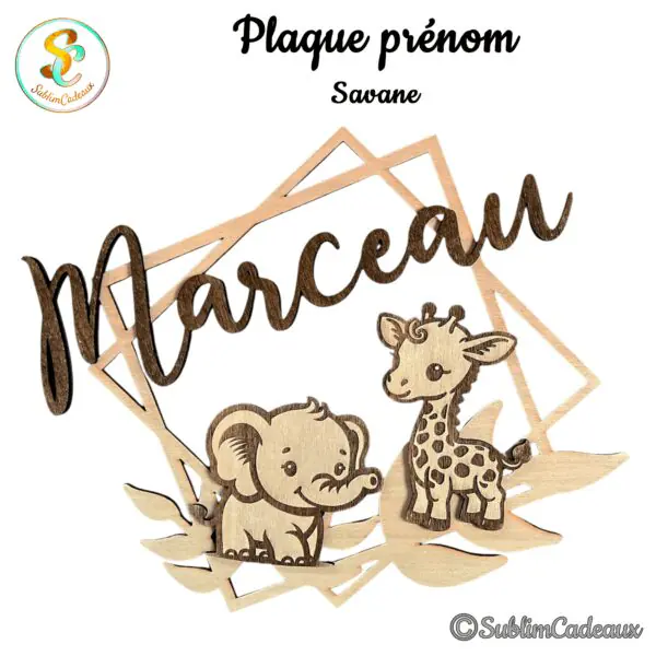 Plaque prénom en bois découpé thème savane, bébé éléphant et girafe, feuillage et cadres géométriques, prénom à personnaliser