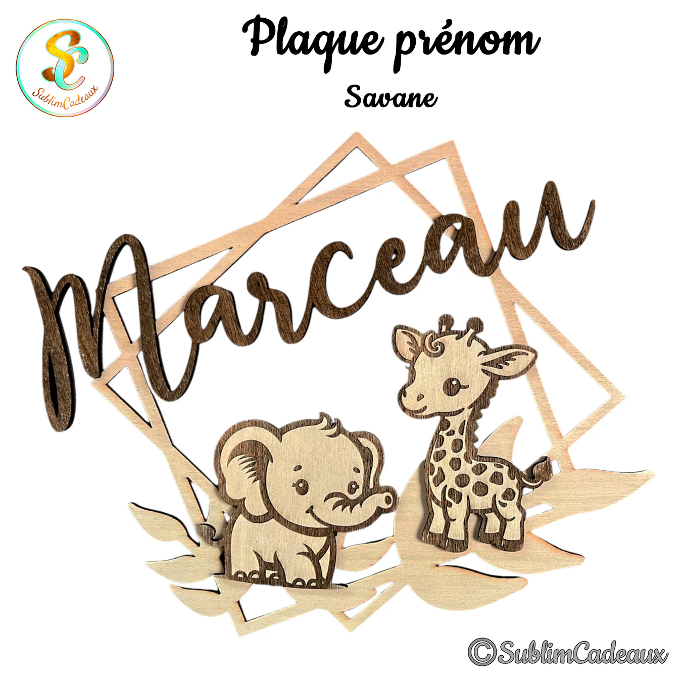 Plaque prénom en bois découpé thème savane, bébé éléphant et girafe, feuillage et cadres géométriques, prénom à personnaliser