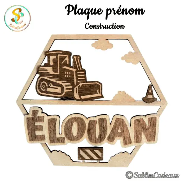 Plaque prénom en bois découpé thème chantier, bulldozer, plot et barrière, cadre hexagonal, prénom à personnaliser