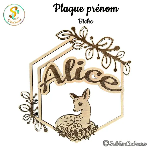 Plaque prénom en bois découpé, biche assise parmi fleurs et feuillage, cadre hexagonal, prénom à personnaliser en cursive