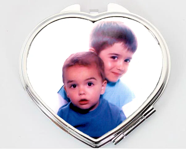 Miroir de poche cœur avec photo à personnaliser, exemple de deux jeunes garçons enlacés
