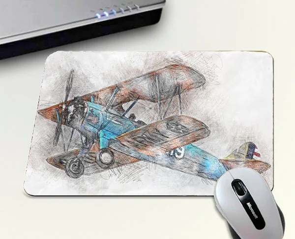 Tapis de souris en mousse imprimé d'un ancien avion biplan façon croquis, en tons bleu, orange et gris