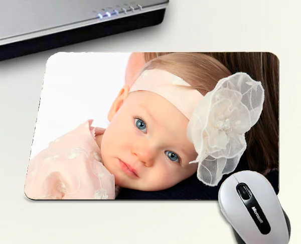 Tapis de souris en mousse imprimé de la photo d'un bébé aux yeux bleus, coiffé d'un bandeau à fleur blanche