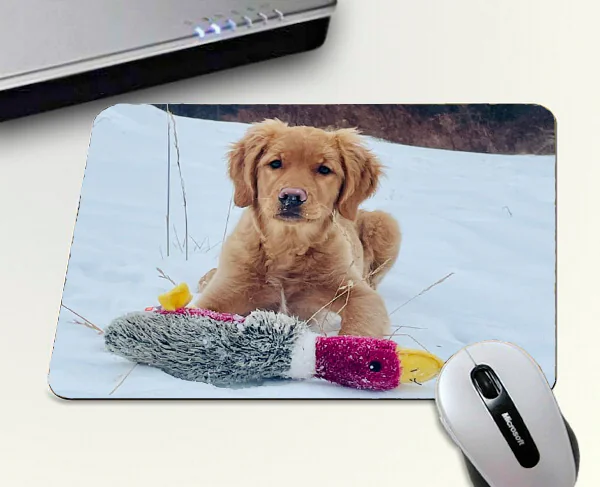 Tapis de souris en simili cuir imprimé de la photo d'un chiot golden retriever couché dans la neige