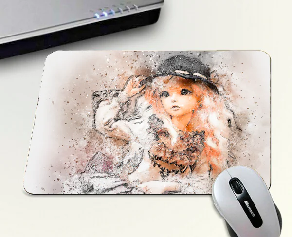 Tapis de souris en simili cuir imprimé d'une illustration façon aquarelle d'une fillette rousse au chapeau