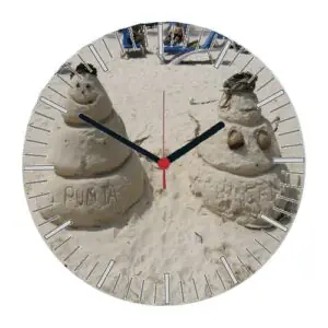 Horloge murale ronde en verre imprimée d'une photo de deux bonhommes de sable sur une plage, aiguilles noires et trotteuse rouge