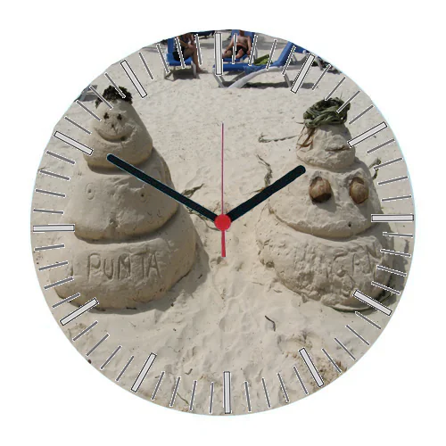 Horloge murale ronde en verre imprimée d'une photo de deux bonhommes de sable sur une plage, aiguilles noires et trotteuse rouge