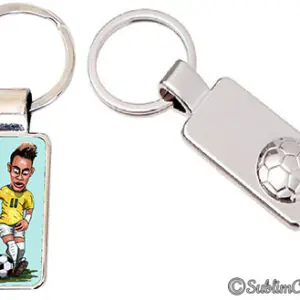 Porte-clés rectangulaire en métal, l'un imprimé d'un footballeur caricaturé en maillot jaune, l'autre orné d'un ballon en relief