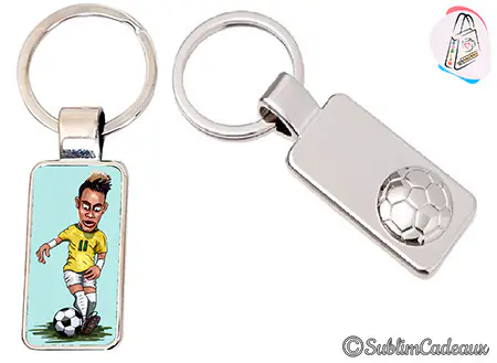 Porte-clés rectangulaire en métal, l'un imprimé d'un footballeur caricaturé en maillot jaune, l'autre orné d'un ballon en relief