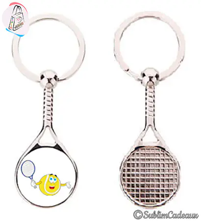 Porte-clés en forme de raquette de tennis en métal, face illustrée d'une balle jaune souriante, dos figurant le cordage