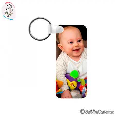 Porte-clés rectangulaire avec photo à personnaliser, exemple d'un bébé souriant entouré de jouets