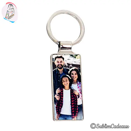 Porte-clés rectangulaire à contour métallique avec photo imprimée d'une famille souriante