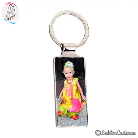 Porte-clés rectangulaire métallique avec photo imprimée d'une fillette en robe jaune et rose