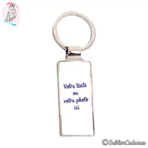Porte-clés rectangulaire encadré de métal argenté brillant, zone centrale blanche destinée à l'impression