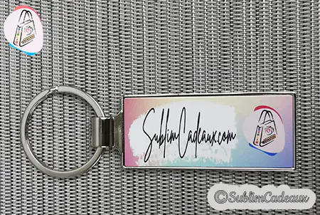 Porte-clés rectangulaire en métal brillant sur fond imprimé en aquarelle aux tons pastel