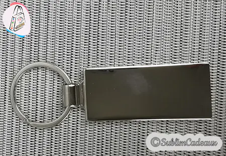Porte-clés rectangulaire en métal chromé brillant, surface lisse sans motif imprimé