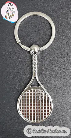 Porte-clés en métal argenté brillant en forme de raquette de tennis avec cordage