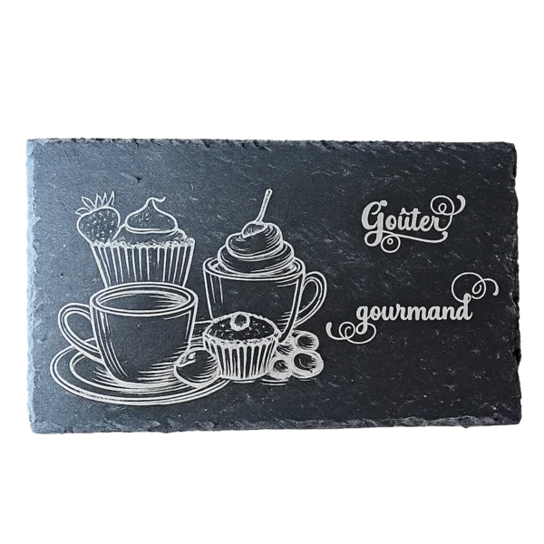Ardoise noire gravée de cupcakes, d'une tasse et de muffins avec la mention « Goûter gourmand »
