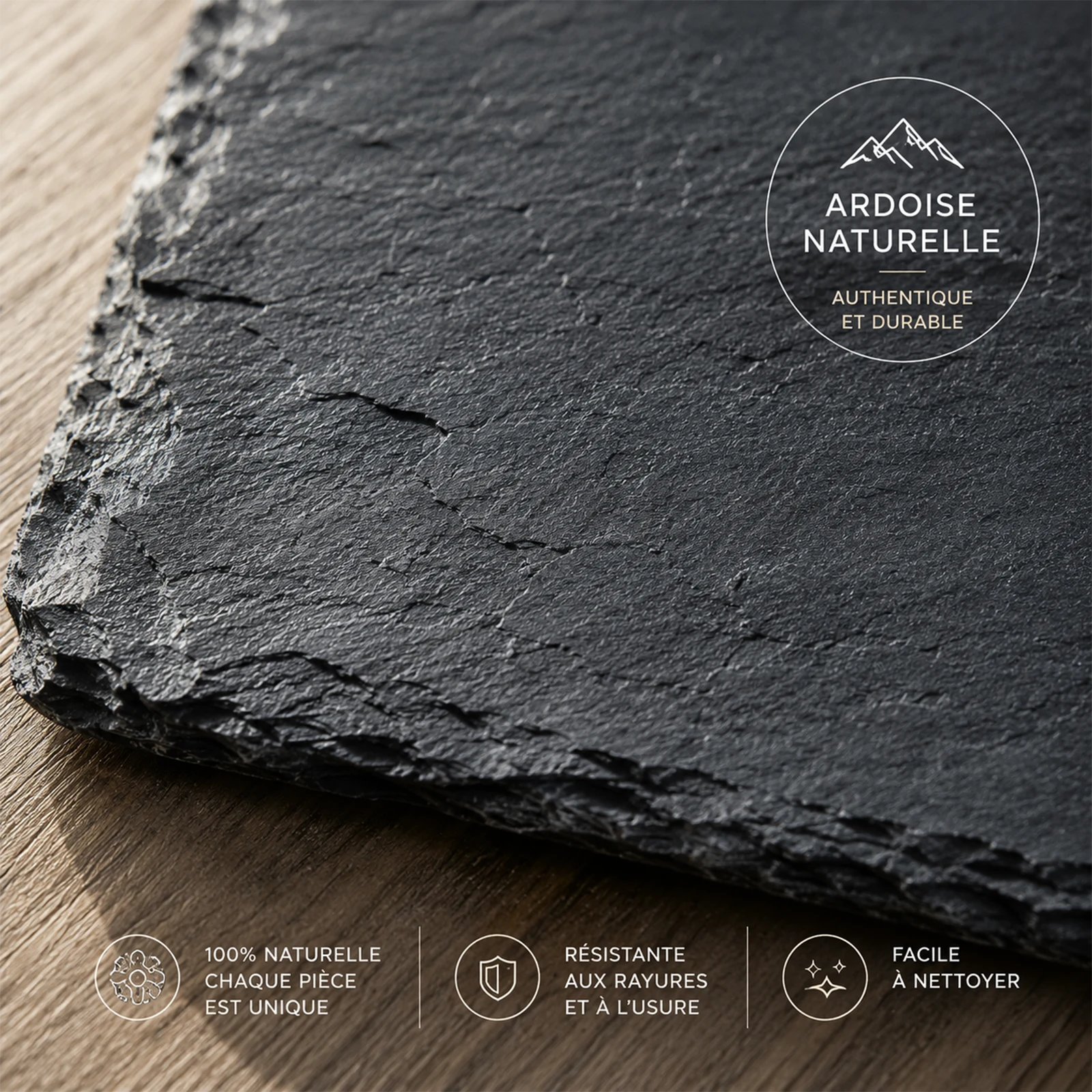 Gros plan sur la texture et le bord irrégulier d'une ardoise noire naturelle posée sur du bois