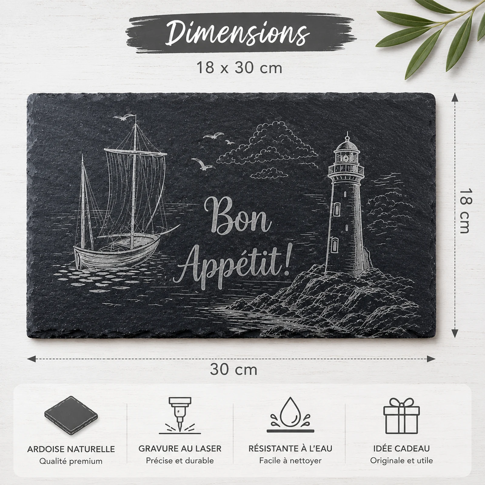Dimensions 18 x 30 cm de l'ardoise gravée au laser d'un voilier et d'un phare en bord de mer