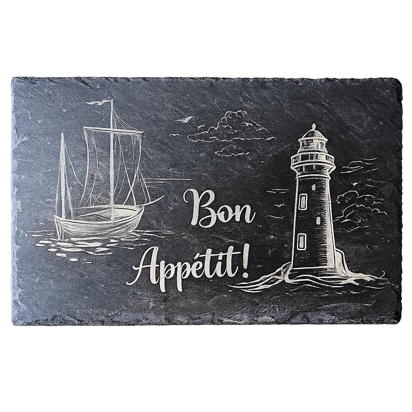 Ardoise noire gravée d'un voilier et d'un phare en bord de mer avec la mention Bon Appétit