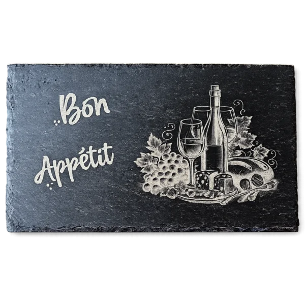 Ardoise noire gravée d'une bouteille de vin, de verres, de raisins et d'un plateau de fromages avec la mention Bon Appétit