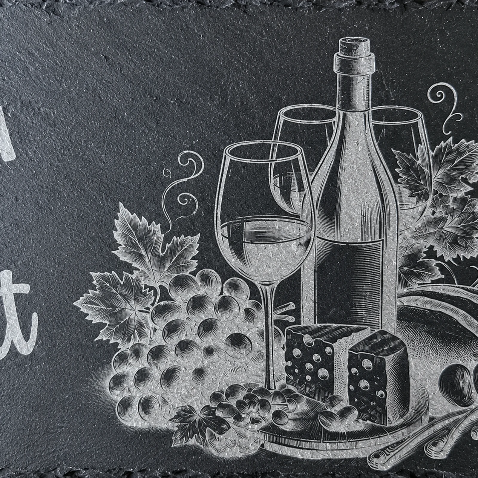 Gros plan sur la gravure d'une bouteille de vin, de deux verres, de grappes de raisin et de fromages