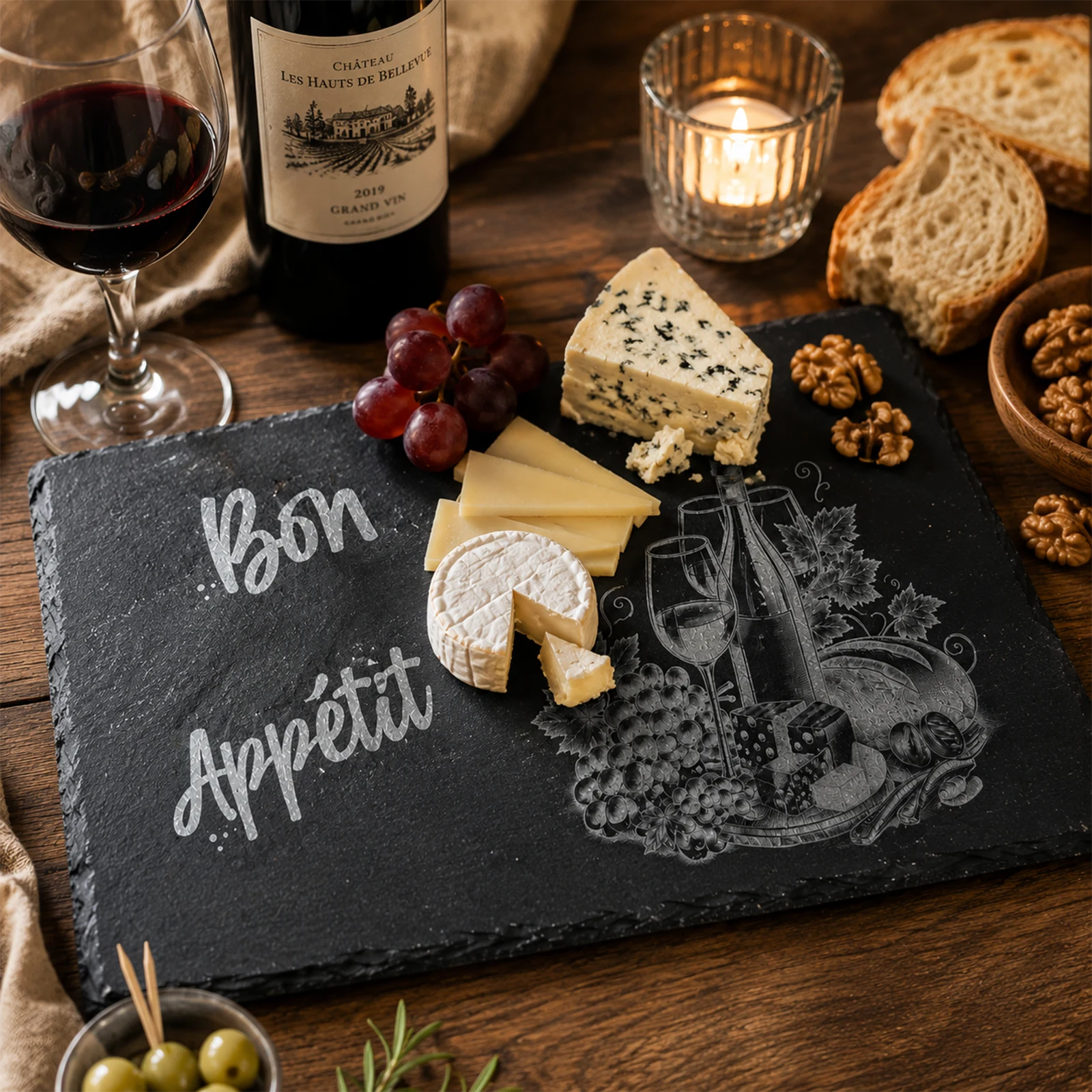 Plateau de fromages sur l'ardoise gravée vin et fromage : bleu, camembert, comté, raisin et noix