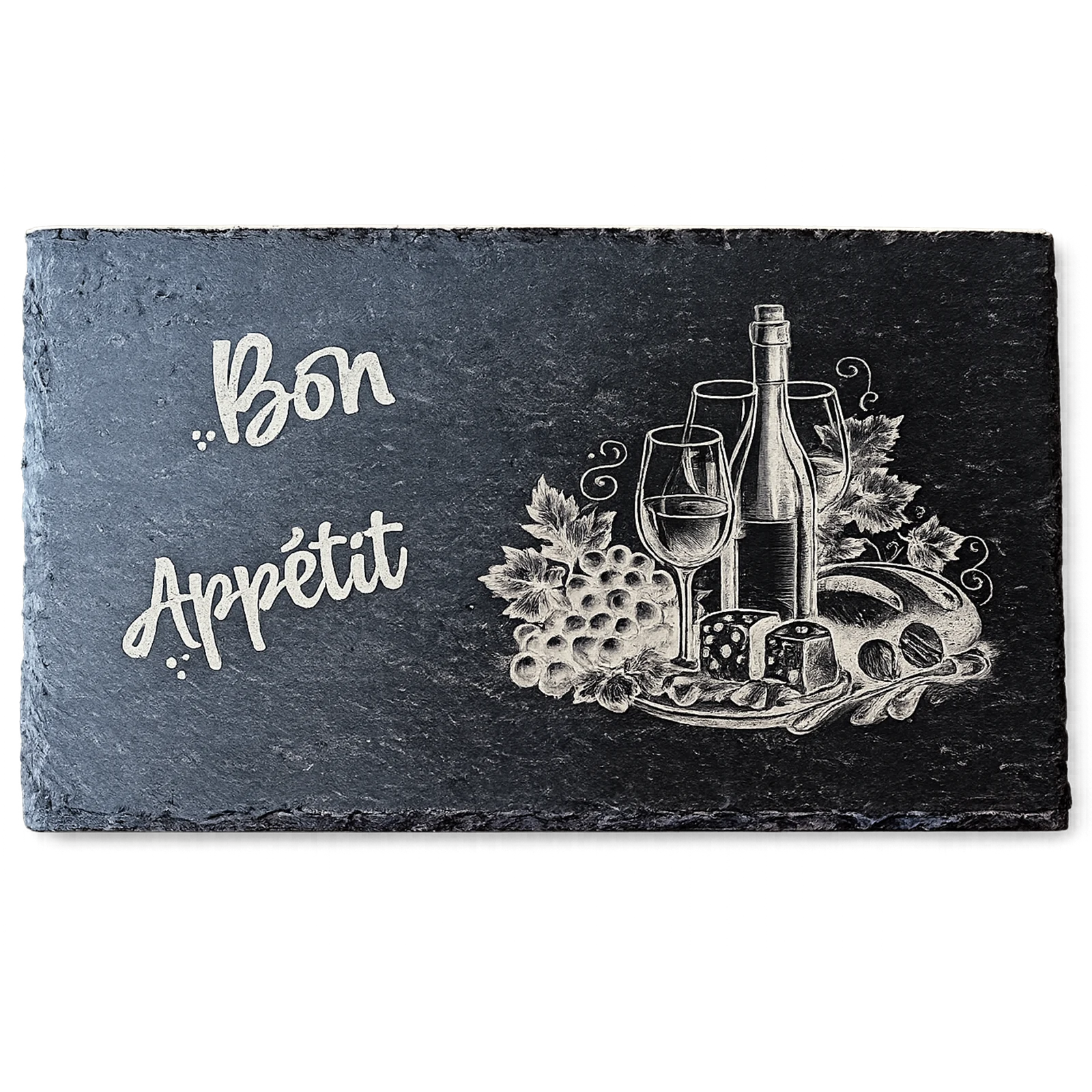 Ardoise noire gravée d'une bouteille de vin, de verres, de raisins et d'un plateau de fromages avec la mention Bon Appétit