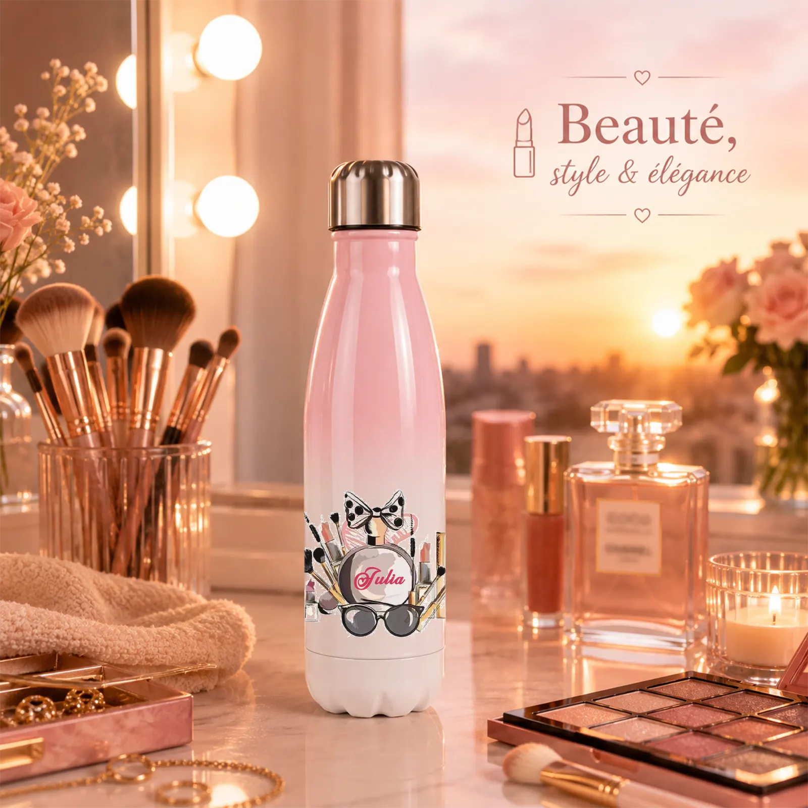 Bouteille isotherme rose à motif maquillage et prénom à personnaliser, posée sur une coiffeuse