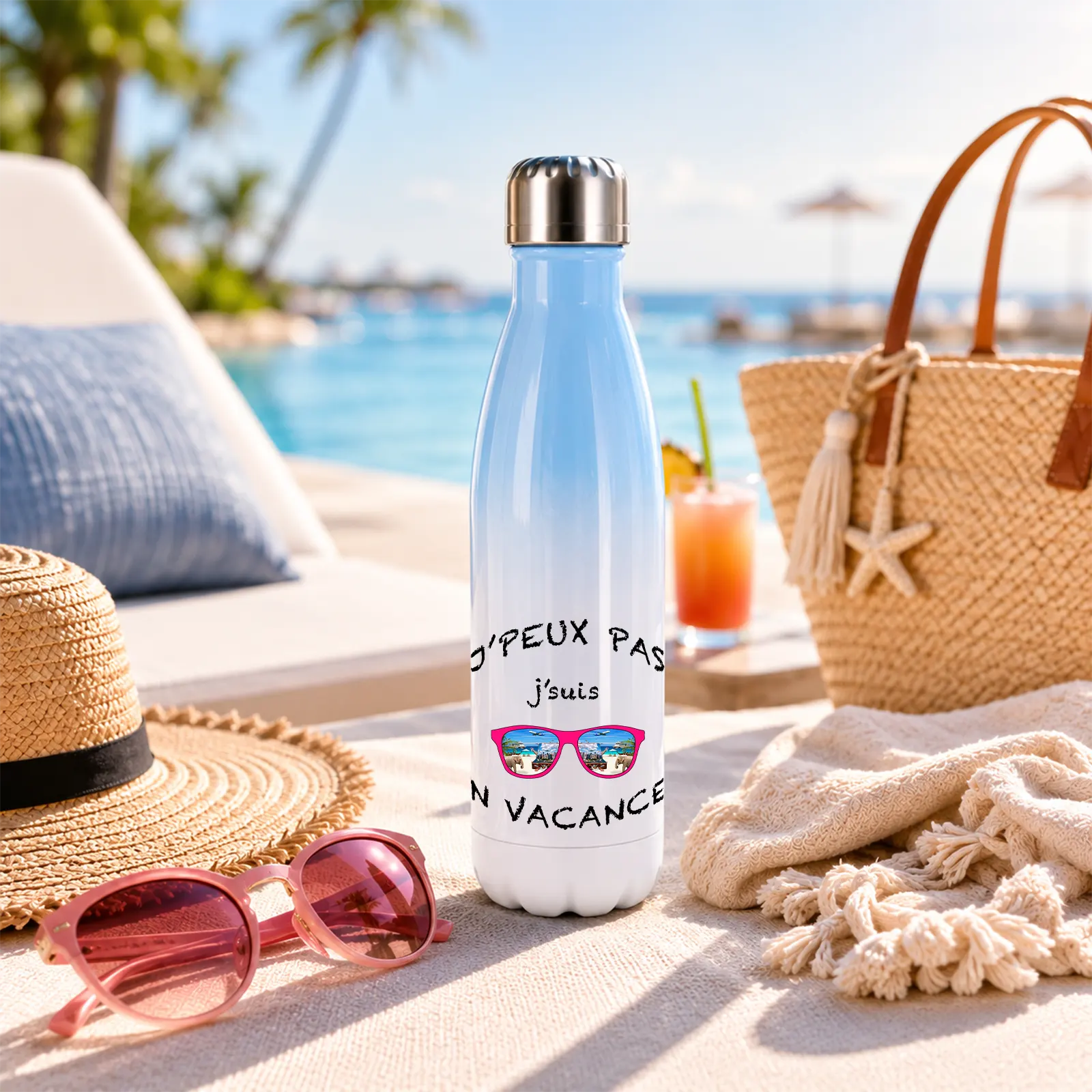 Bouteille isotherme bleu et blanc au bord d'une piscine, imprimée de lunettes roses et du texte J'peux pas j'suis en vacances