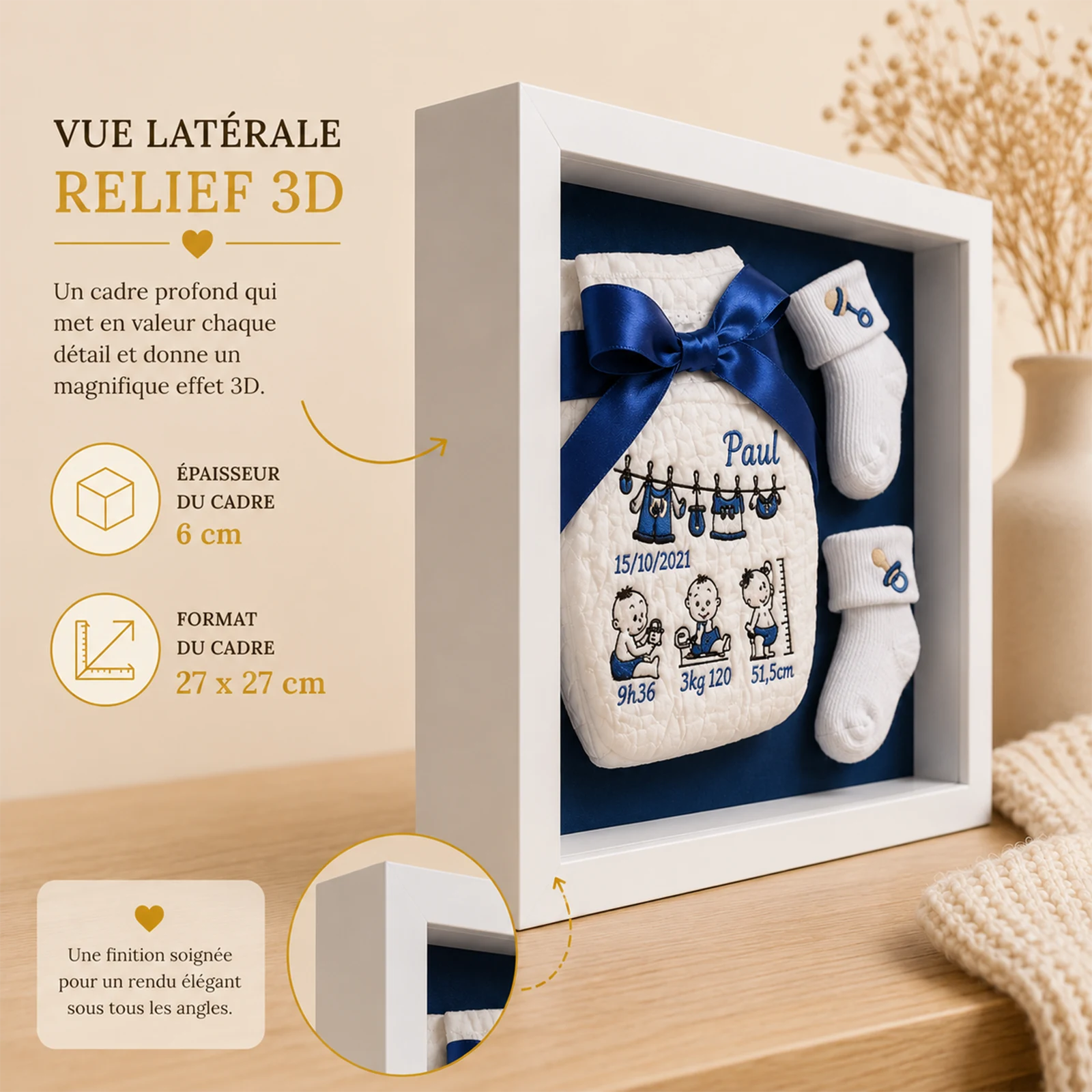 Vue latérale du cadre naissance garçon en relief, couche brodée au prénom Paul et chaussons sur fond bleu marine