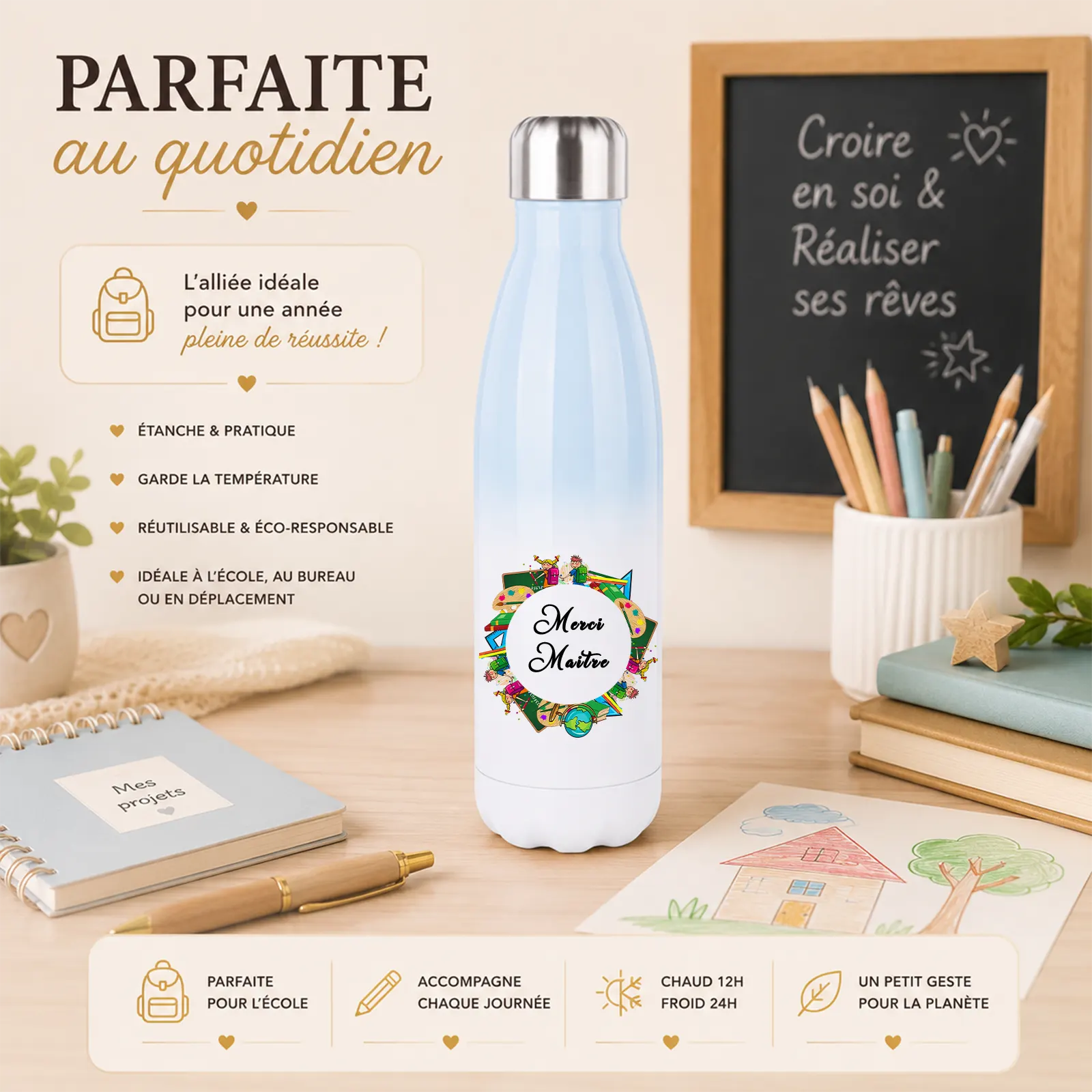 Bouteille isotherme bleu et blanc imprimée du texte Merci Maître, posée sur un bureau avec ardoise, crayons et dessin d'enfant