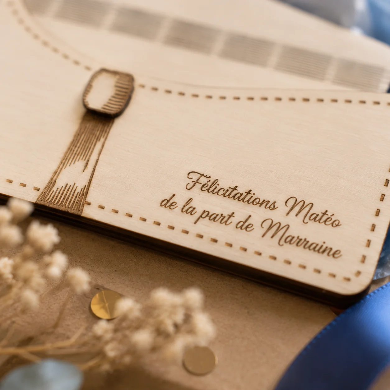Enveloppe cadeau en bois personnalisée avec ruban gravé – Image 3